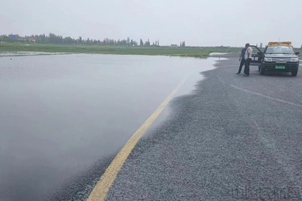 图：积水蔓延至跑道边缘　摄影：刘洋.jpg