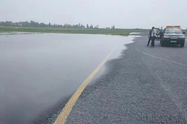 图:积水蔓延至跑道边缘 摄影:刘洋.jpg 图:积水蔓延至跑道边缘 摄影:刘洋.jpg