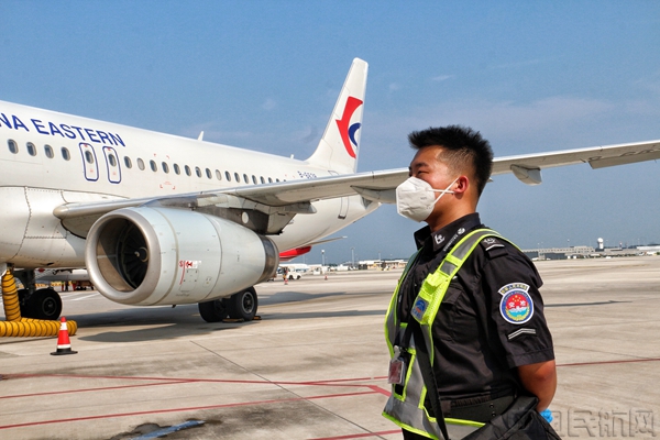 图:飞机监护员在执行航班保障任务.jpg 图:飞机监护员在执行航班保障任务.jpg