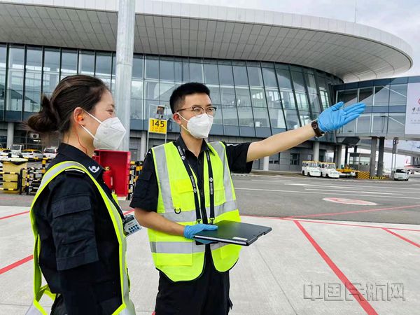 图:夏志博在指导员工业务_副本.jpg 图:夏志博在指导员工业务_副本.jpg