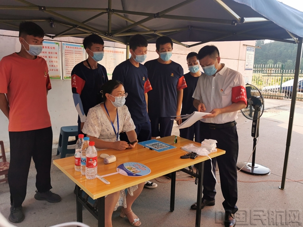 1、武当山机场公司党委书记、董事长黄五清督导检查神华新苑点位工作.jpg