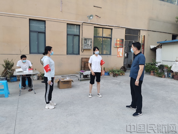2、武当山机场公司党委副书记、总经理孟辉现场检查核酸监测点工作准备情况.jpg