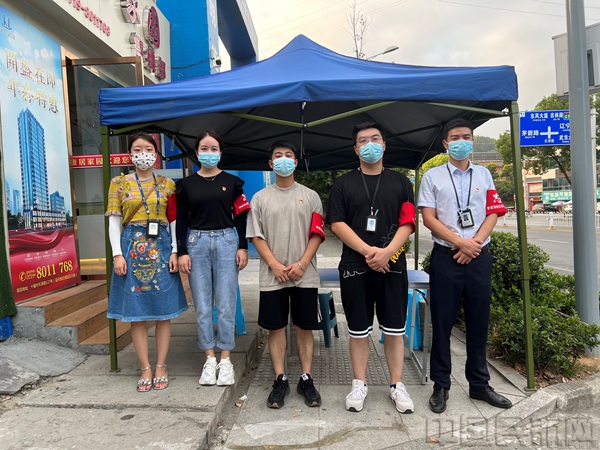 4、党员志愿者佩戴党徽亮明身份下沉社区执勤.jpg