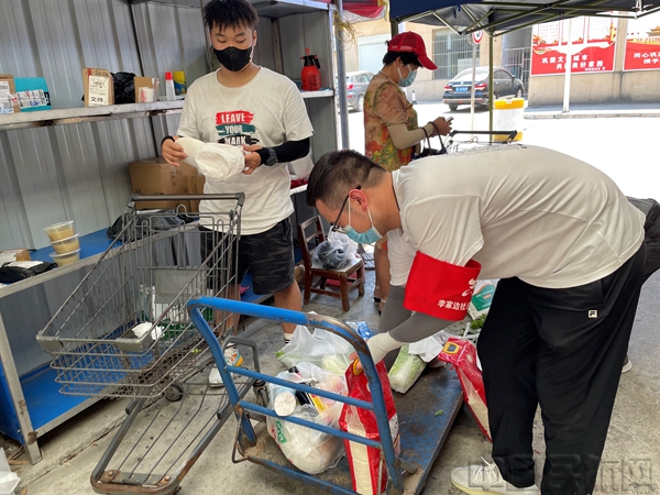 6、竹苑小区志愿者为居民配送物资.jpg