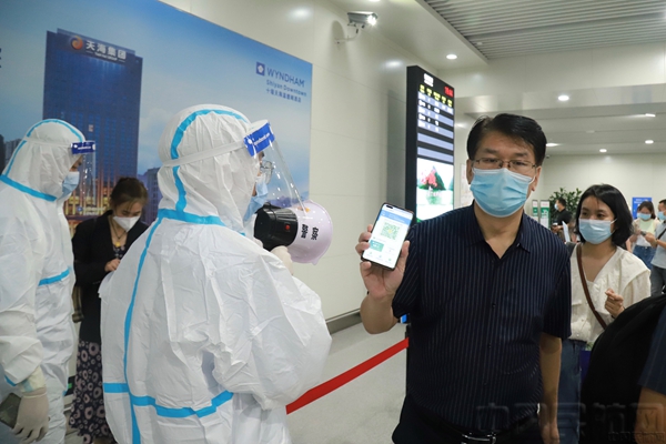 7、查验旅客健康码.jpg