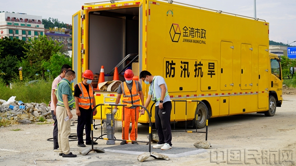 对机场周边排水系统进行检查.jpg