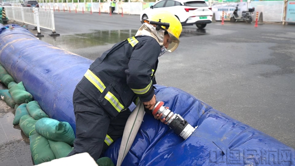 机场工作人员在S272省道上设立注水坝.jpg