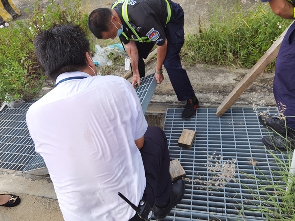 机场工作人员对排水沟渠进行疏通.jpg