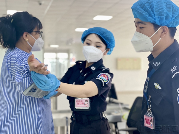 图：员工利用备勤时间练习岗位技能.jpg