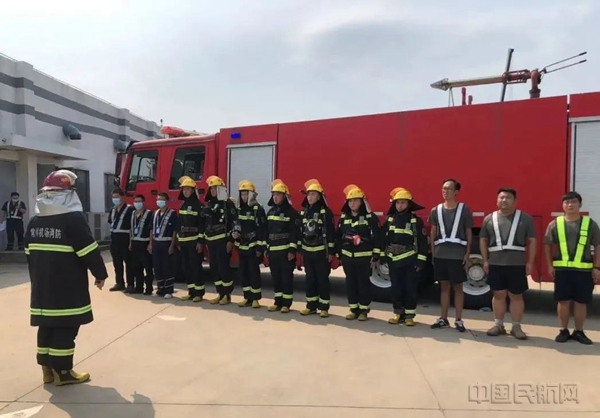 机场基本建设和保障部联合应急保卫部开展了助航灯光供电初起火灾扑救实战演练1