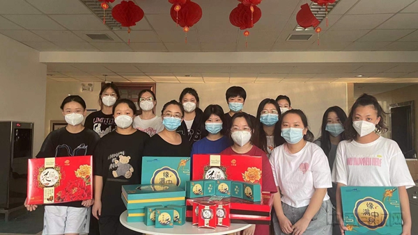 为职工分发慰问品03