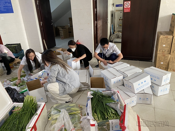 为居家职工及家属配发蔬菜包01