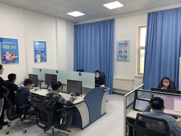 图:管制员模拟机复训现场 摄影:孙若怡1