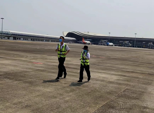 赶往航班备降机位(郑毅摄)1