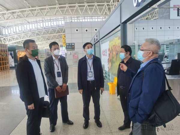 图:现场检查 摄影:张蕾蕾2
