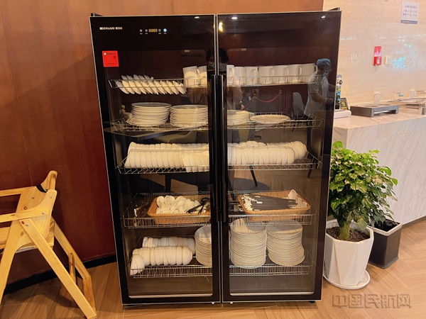 餐具整齐摆放至消毒柜2