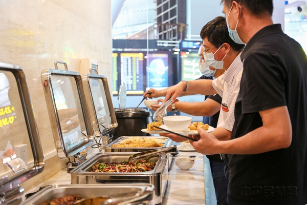 头等舱旅客在用餐区用餐3