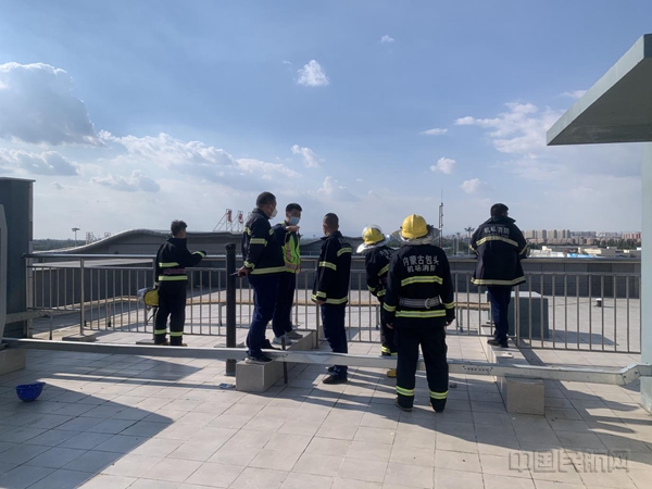 图:为驾驶员、供水员讲解重点建筑毗邻情况和楼顶水箱供水流程 摄影:王艳波2