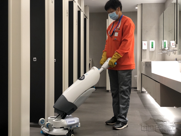 保洁员正在进行保洁作业1