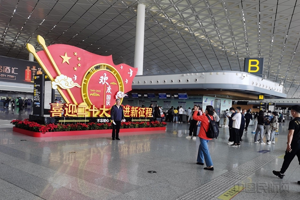 长春机场打造欢度国庆主题景观22