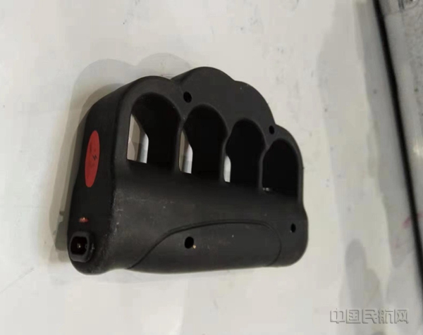 新型拳刺式电击器2