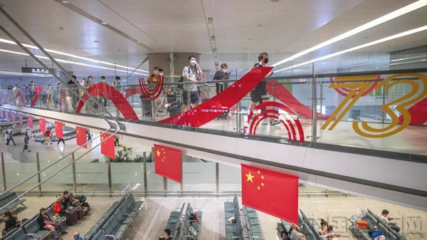 机场布置了国庆主题装饰-上海机场供图.jpg 机场布置了国庆主题装饰-上海机场供图.jpg