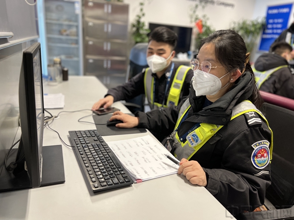 赵健对信息岗进行工作检查.jpg
