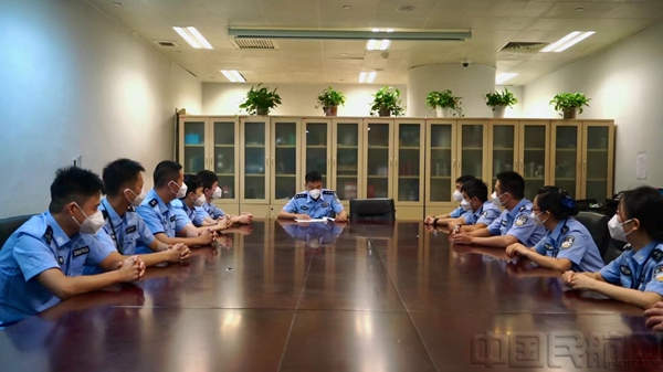 图为白云边检站移民管理警察在布置航班保障专项勤务.jpg 图为白云边检站移民管理警察在布置航班保障专项勤务.jpg