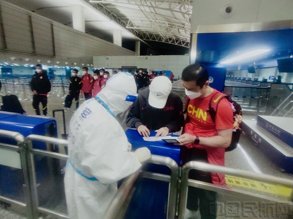 图为白云边检站移民管理警察帮助女篮代表队人员填写入境资料.jpg 图为白云边检站移民管理警察帮助女篮代表队人员填写入境资料.jpg