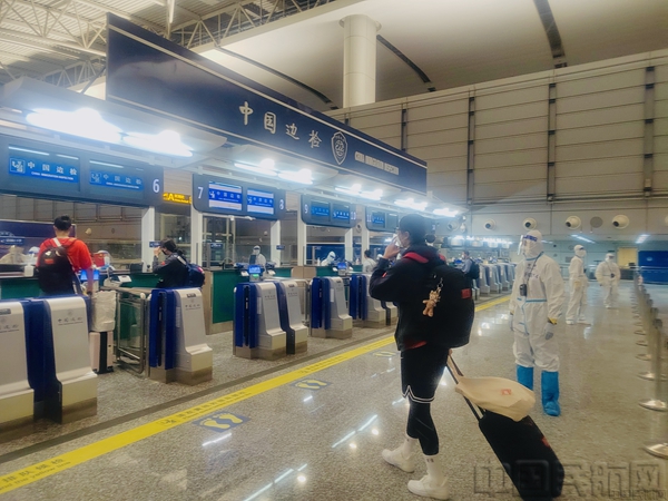 图为白云边检站开设专用通道服务中国女篮代表队快速通关.jpg 图为白云边检站开设专用通道服务中国女篮代表队快速通关.jpg