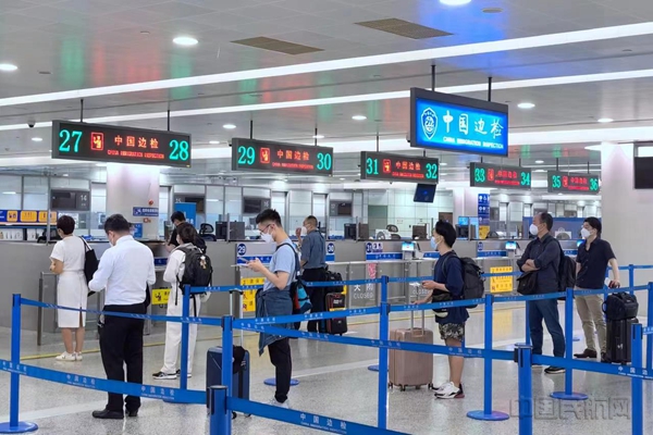 上海机场边检开足通道,保障旅客快速通关-孙潇镥摄4