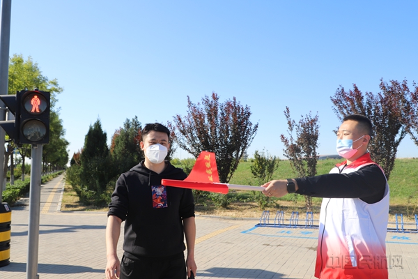 图:交通志愿者参加大兴机场交通安全宣传月活动1