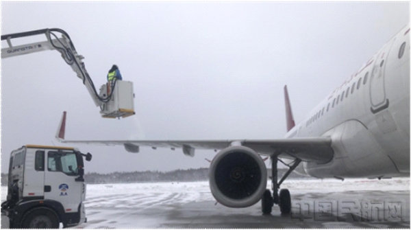 吉林机场集团机务工程部长白山分部积极应对持续复杂降雪确保航班安全运行3