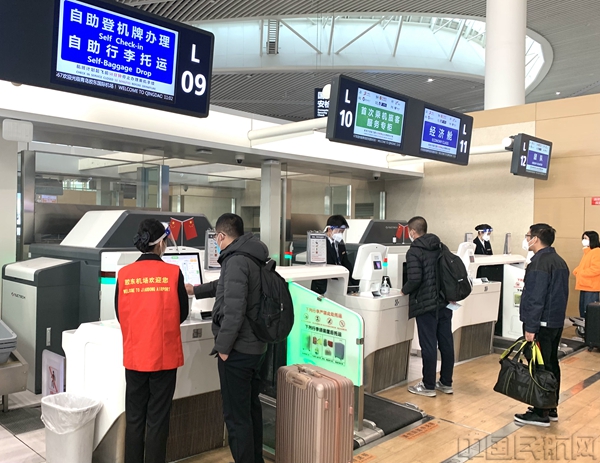 红马甲 自助行李托运 首乘旅客服务柜台