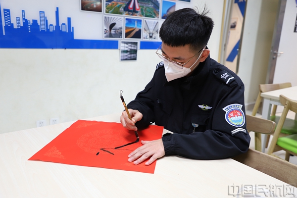 图说:安保公司组织开展写福字送祝福活动