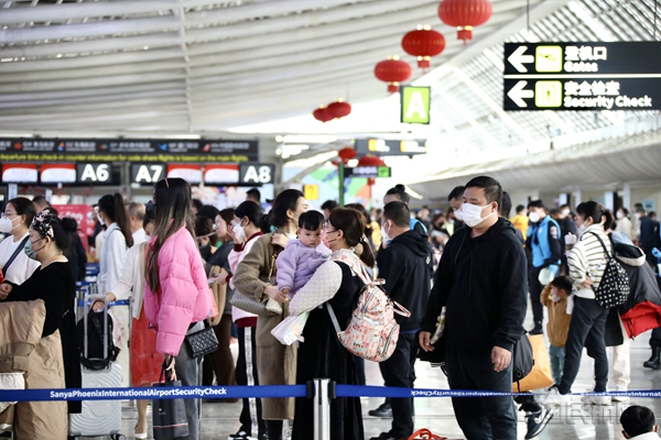 安检待检区域旅客有序过检1