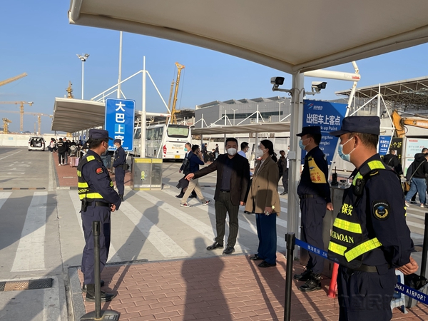 图为机场保安公司现场检查春运保障工作3