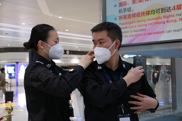 马和慧为杨文彪整理着装2