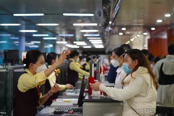 值机人员正在为旅客办理登机手续