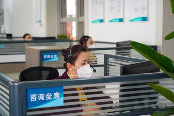 美兰机场“服务一号通”客服正在解答旅客的电话咨询