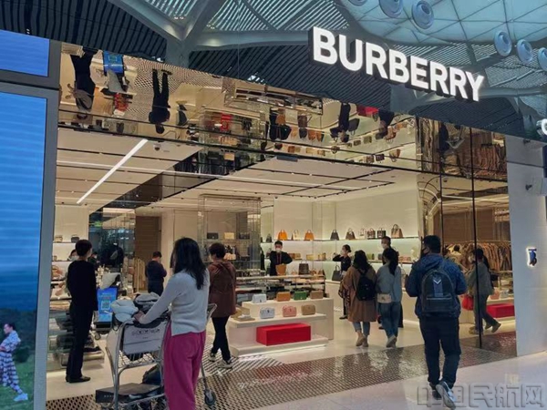 机场免税店内旅客络绎不绝