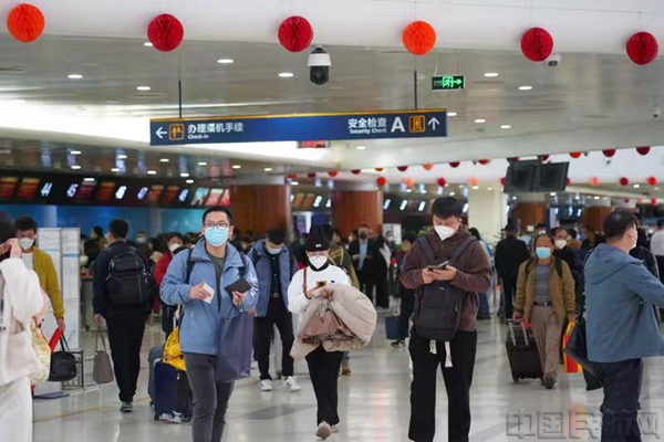 候机楼内旅客熙熙攘攘