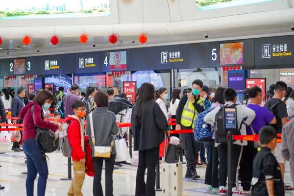 安检区旅客有序待检