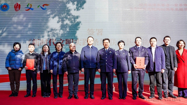 6.上海边检总站政治处与打浦桥街道新时代文明实践分中心签署新时代文明实践结对共建协议。10