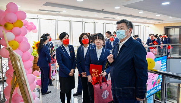 水印 新疆机场集团党委书记、董事长马伊磊与女职工交流1