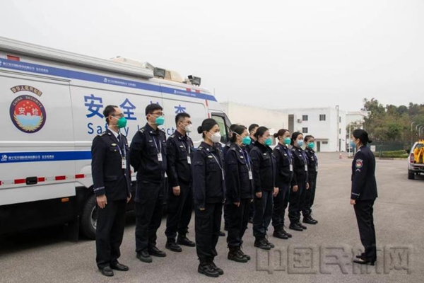 水印 培训教员对车载X光机使用方法进行讲解0