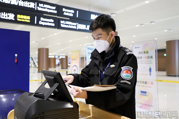图说:安检员正在对设备进行日常保养维护