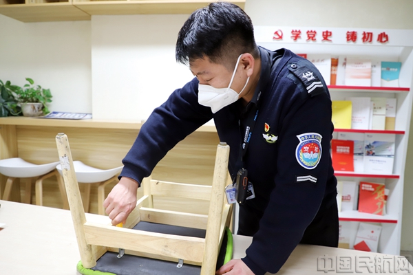 图说:安检员将“修旧利废”工作落到实处
