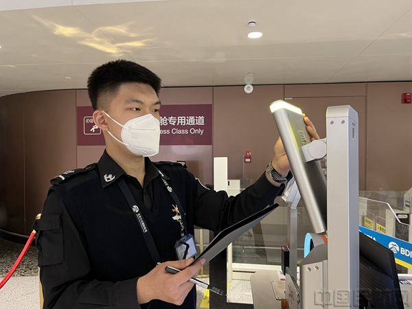 图:安检员查找风险隐患