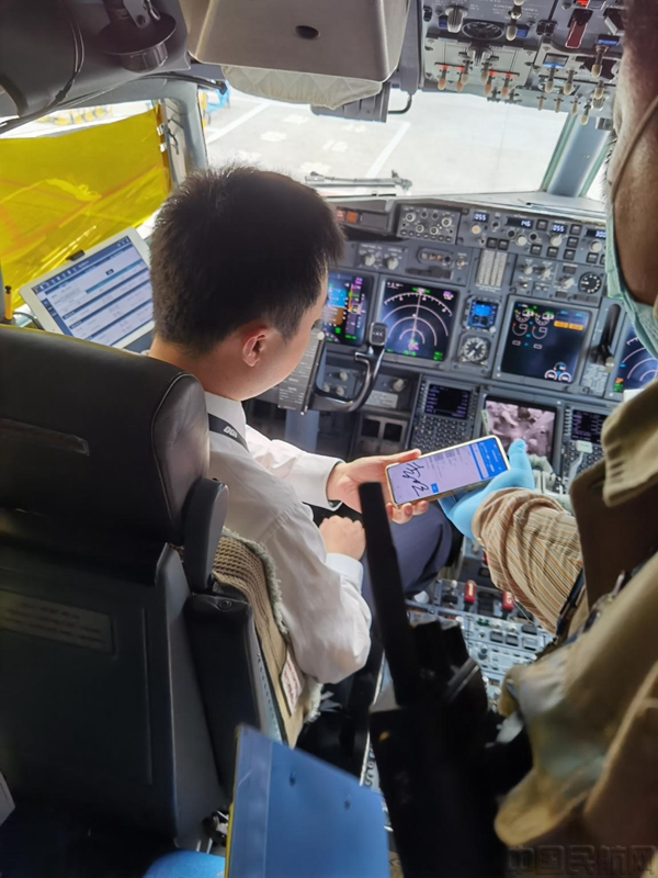 厦门机场通过移动端软件与航司工作人员完成服务单据确认-元翔厦门空港供图